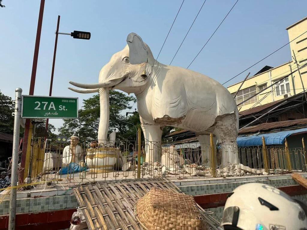 ငလျင်ကြောင့် ပြိုပျက်သွားတဲ့ ဆင်ကြီး နှစ်ကောင်/Photo - ဆူးငှက် - Sue Hnget Fb