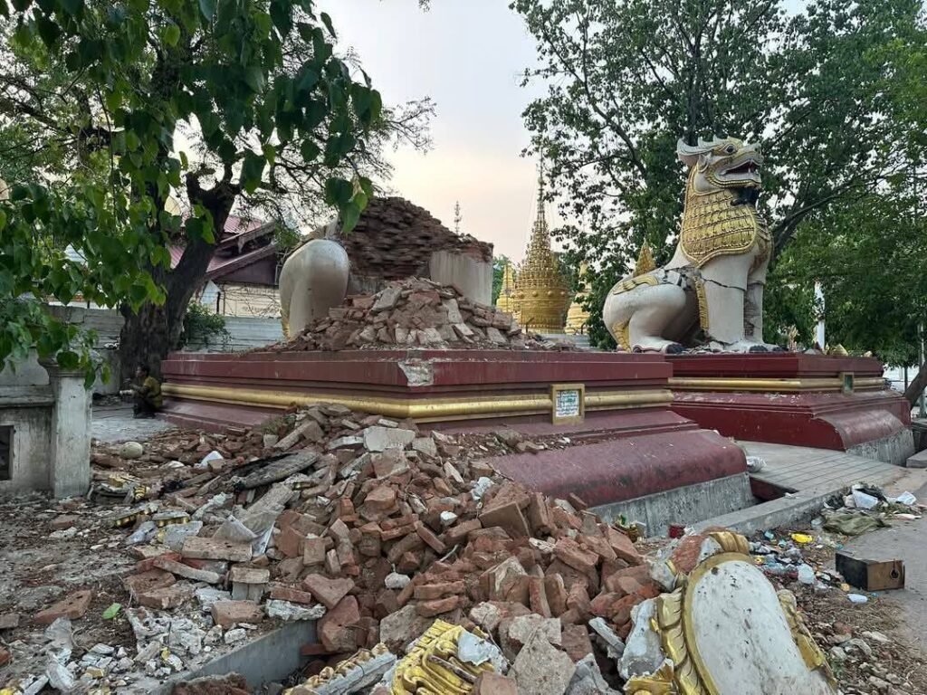 ငလျင်ကြောင့် ပြိုပျက်သွားတဲ့ မန္တလေးက ခြင်္သေ့ကြီး နှစ်ကောင်/Photo - ဆူးငှက် - Sue Hnget Fb