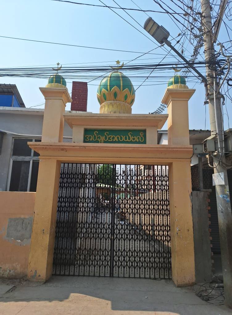 မန္တလေးတိုင်း အမရပူရမြို့နယ် ဗုံးအိုးရွာက ငလျင်ဒဏ်ထိ ဗုံးအိုးရွာ အပ်ချုပ်အလယ်ဗလီ/Photo - P