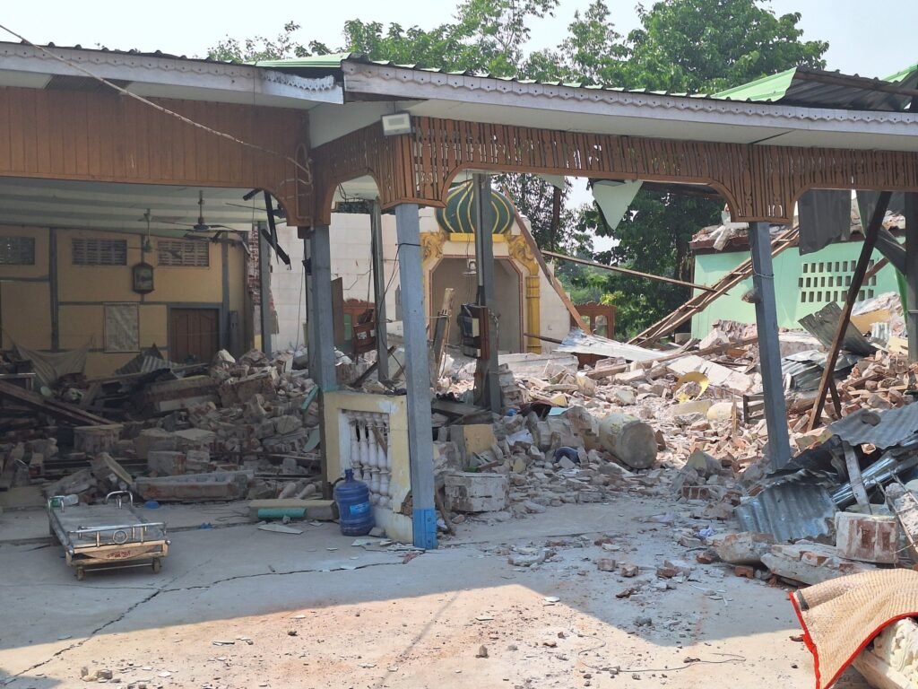 မန္တလေးတိုင်း အမရပူရမြို့နယ် ဗုံးအိုးရွာက ငလျင်ဒဏ်ထိ ဗုံးအိုးရွာ အပ်ချုပ်အလယ်ဗလီ/Photo - P